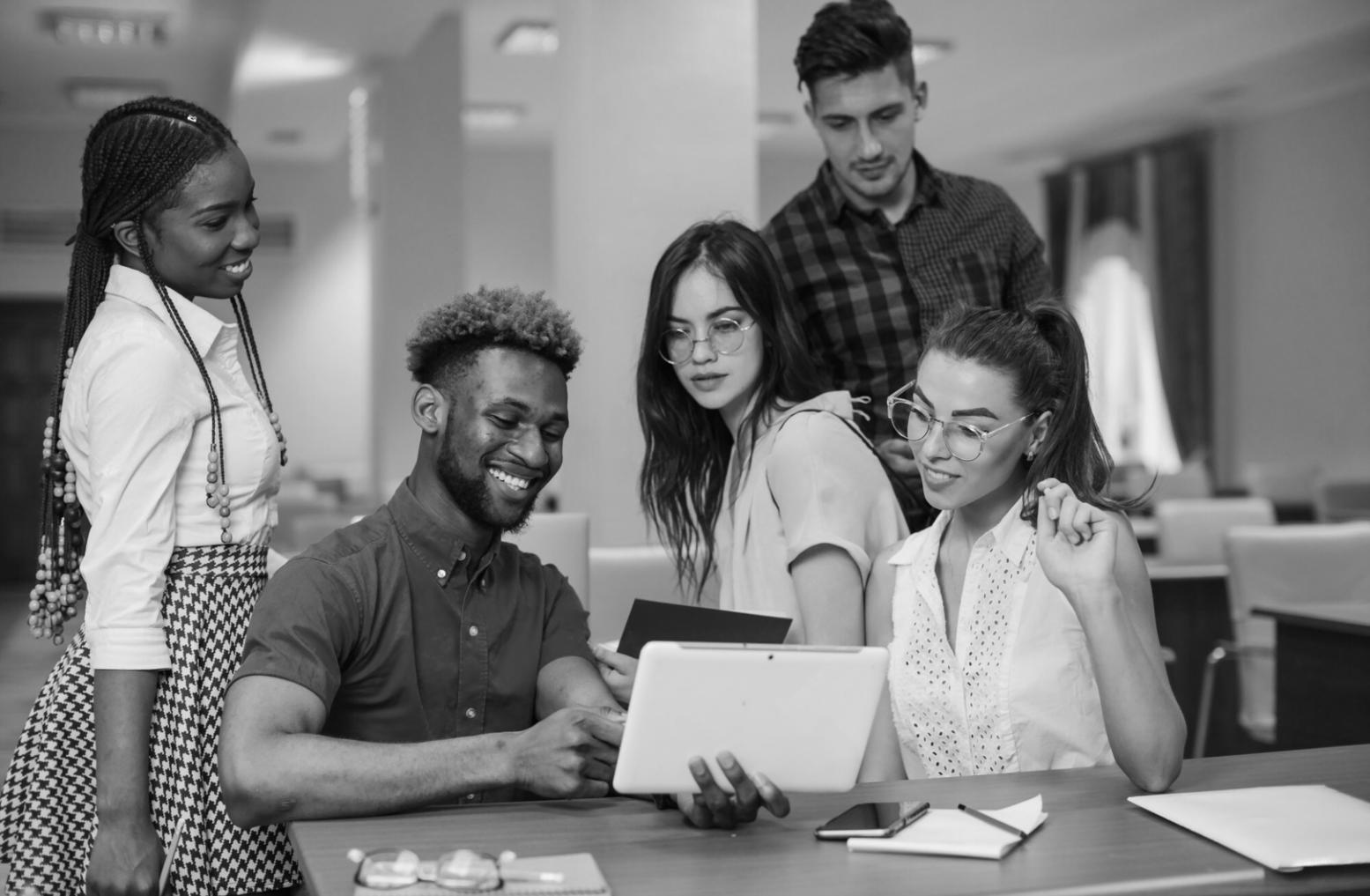 Аналитическая панель с графиками производительности портфеля