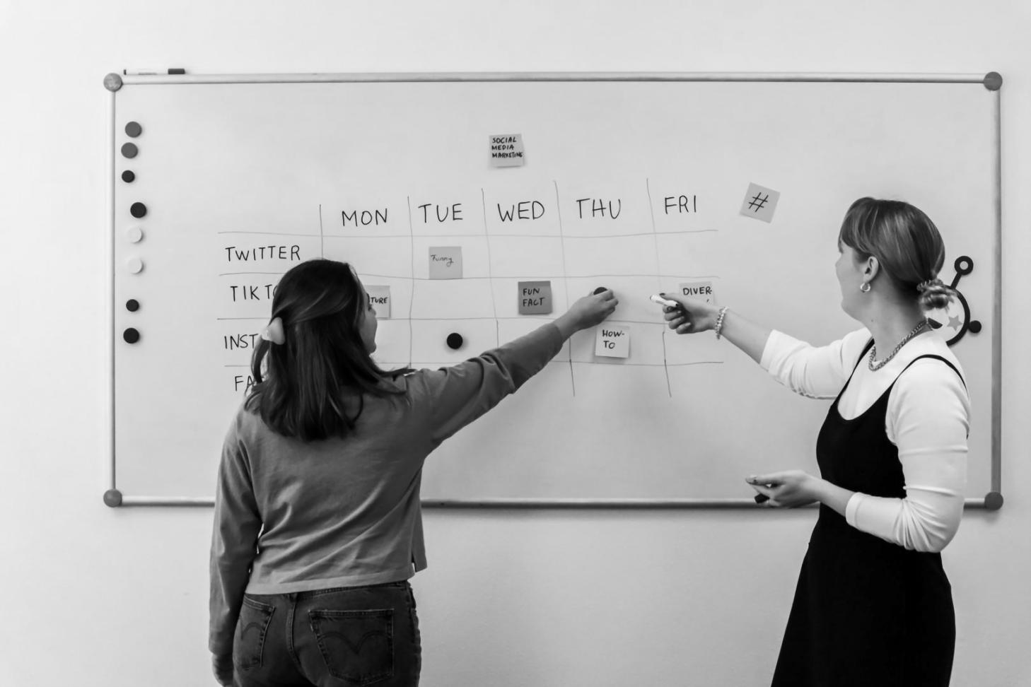 Команда аналитиков работает с финансовыми данными